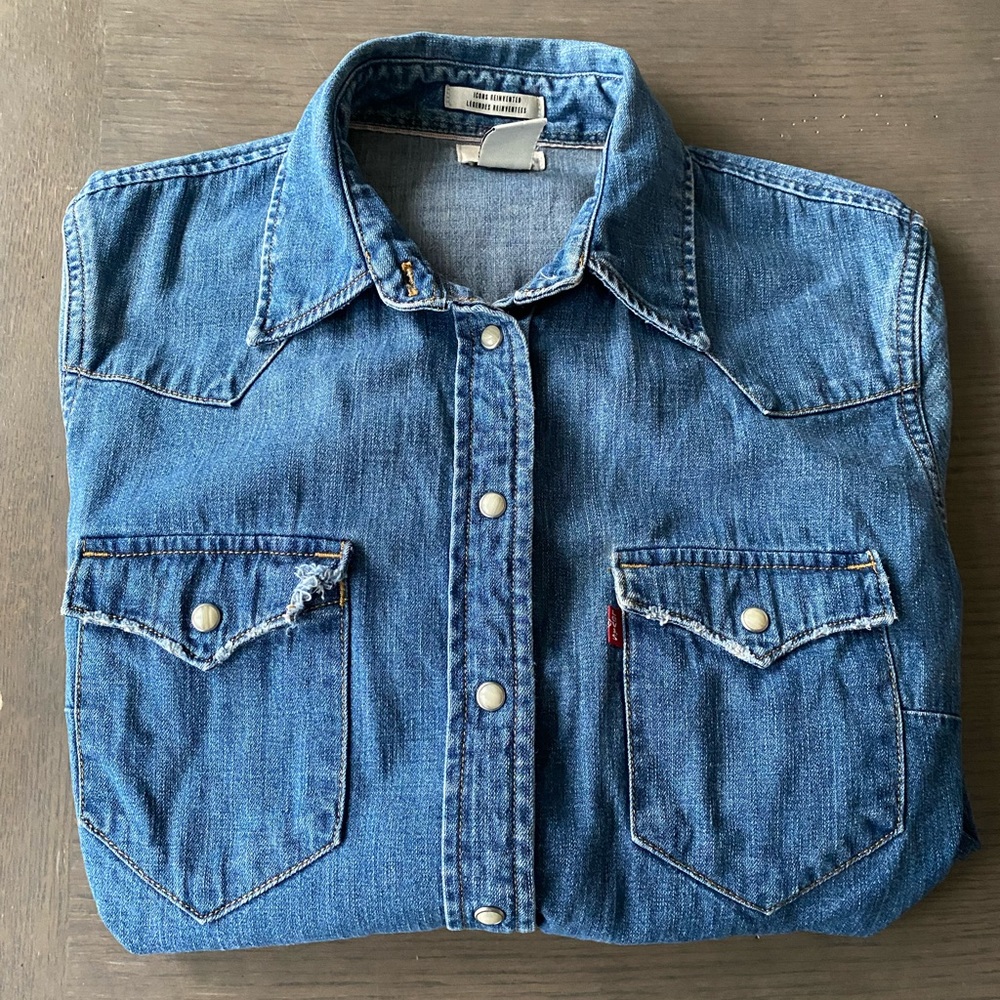 LEVI’S DENIM SHIRT